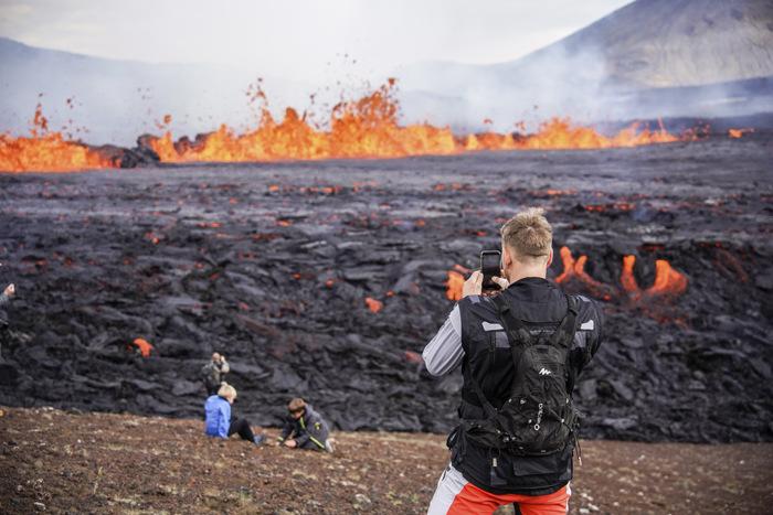 冰島火山噴發(fā)引圍觀(guān)