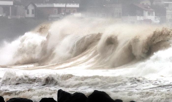 韓國濟州島浪高雨急