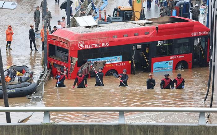 韓國(guó)公交車因暴雨被困