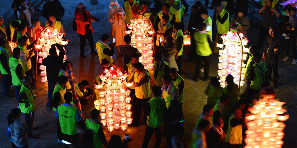 福建閩西：芷溪游花燈——“紙做燈、油點(diǎn)燈、紙包火”